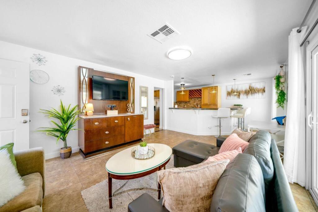 Holiday home Pool House Near Chinatown Vegas Wifl-sleeps 9 *