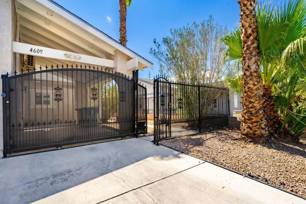 Pool House Near Chinatown Vegas Wifl-sleeps 9 Holiday home